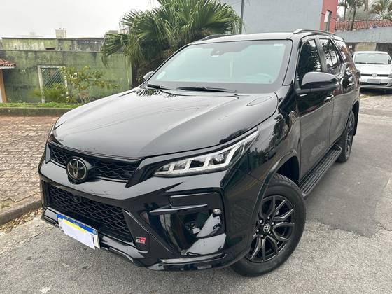 TOYOTA HILUX SW4 2.8 D-4D TURBO DIESEL GR-S 7L 4X4 AUTOMÁTICO